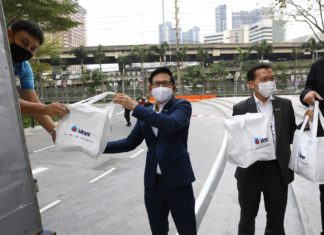 ปตท. มอบถุงยังชีพช่วยแรงงานสมุทรสาคร                                     สู้ภัยโควิด-19