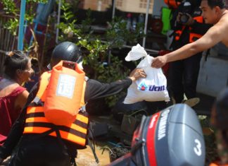 ปตท. ส่งหน่วยปฏิบัติการ PTT Group SEALs ลุยช่วยเหลือผู้ประสบภัยน้ำท่วม