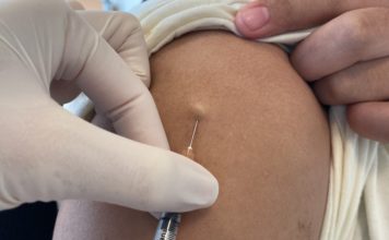 เชฟรอนสนับสนุนศูนย์วิจัยคลินิกศิริราช ศึกษาฉีดวัคซีนโควิด-19 เข้าในชั้นผิวหนัง