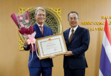 ดร. ฮาราลด์ ลิงค์ ประธาน บี.กริมรับใบประกาศเกียรติคุณ จากกระทรวงการต่างประเทศเวียดนาม
