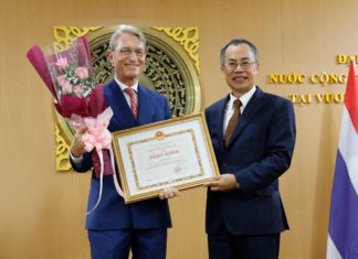 ดร. ฮาราลด์ ลิงค์ ประธาน บี.กริมรับใบประกาศเกียรติคุณ จากกระทรวงการต่างประเทศเวียดนาม