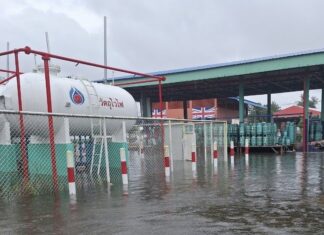 โรงบรรจุแก๊สหลังสวน ชุมพร โดนน้ำท่วมสูง ร้องรัฐเร่งจัดส่งเครื่องสูบน้ำขนาดใหญ่เข้าช่วยเหลือเร่งด่วน หวั่นเกิดเหตุอันตราย