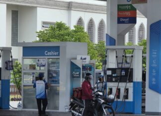 ราคาน้ำมันโลกลด กบน. เร่งรีดเงินผู้ใช้น้ำมันกลุ่มเบนซินส่งเข้ากองทุนฯ เพิ่มอีก 1 บาทต่อลิตร ในขณะที่เงินกองทุนฯ เหลือ -56,652 ล้านบาท