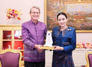 ดร.ฮาราลด์ ลิงค์ ประธาน บี.กริม รับโล่ประกาศเกียรติคุณเป็น “ค่าของแผ่นดิน” ปี 2566